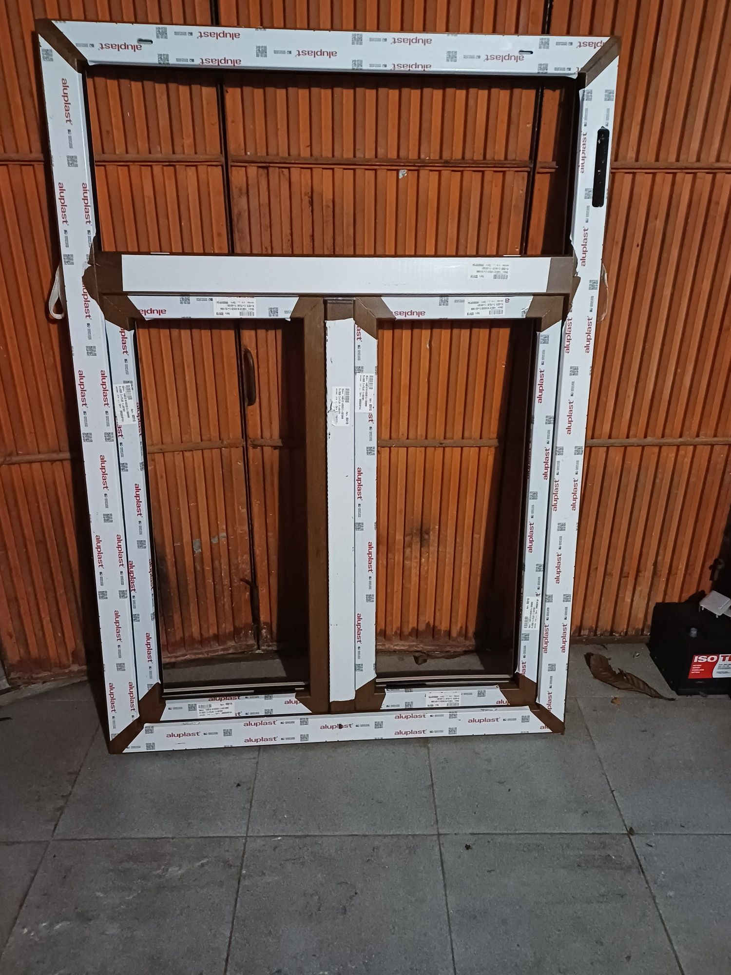 vendo janela com acesso para estores.