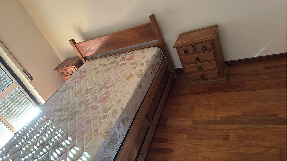 Vendo moveis em madeira maciça