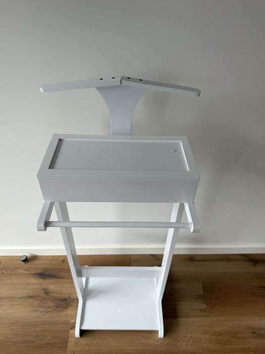 Cabide valet branco com caixa porta-objetos