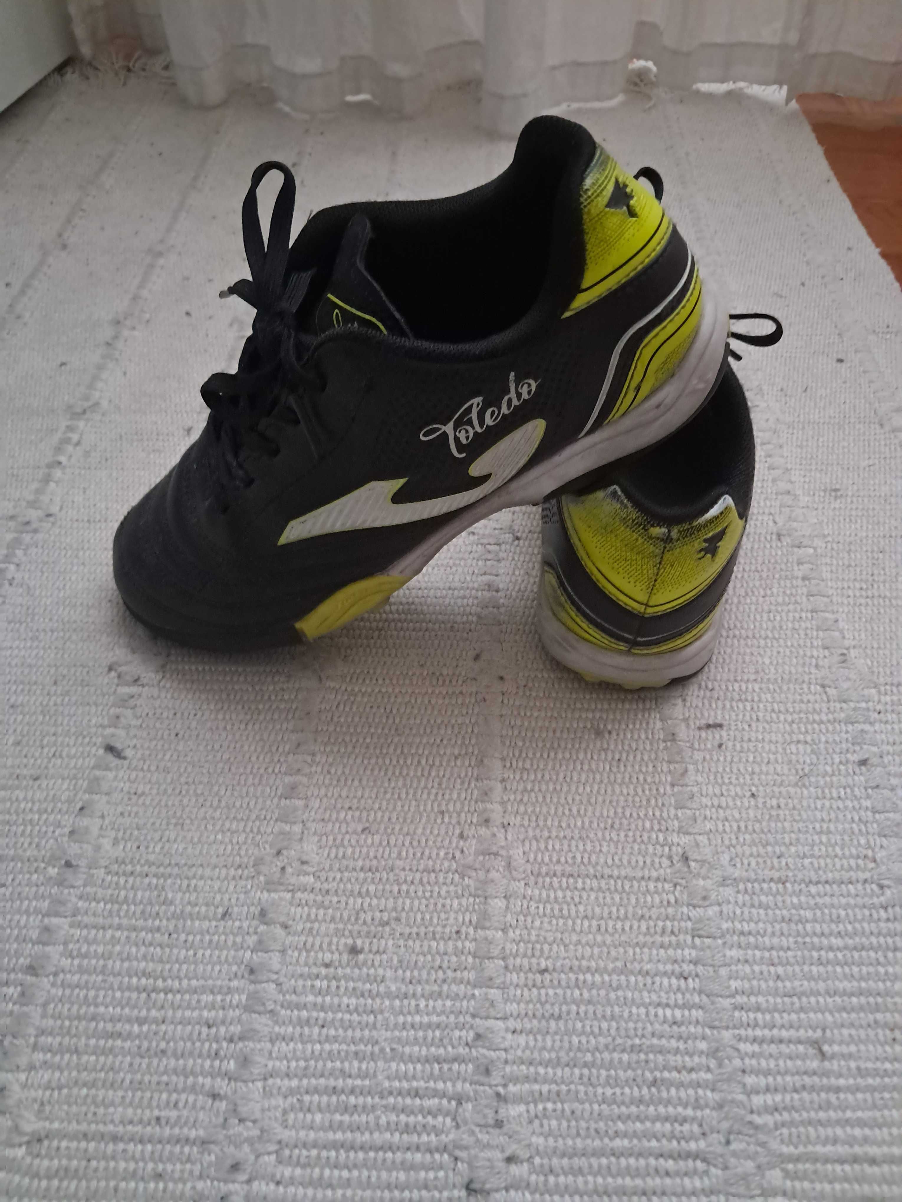 chuteiras de futsal JOMA - piso turf