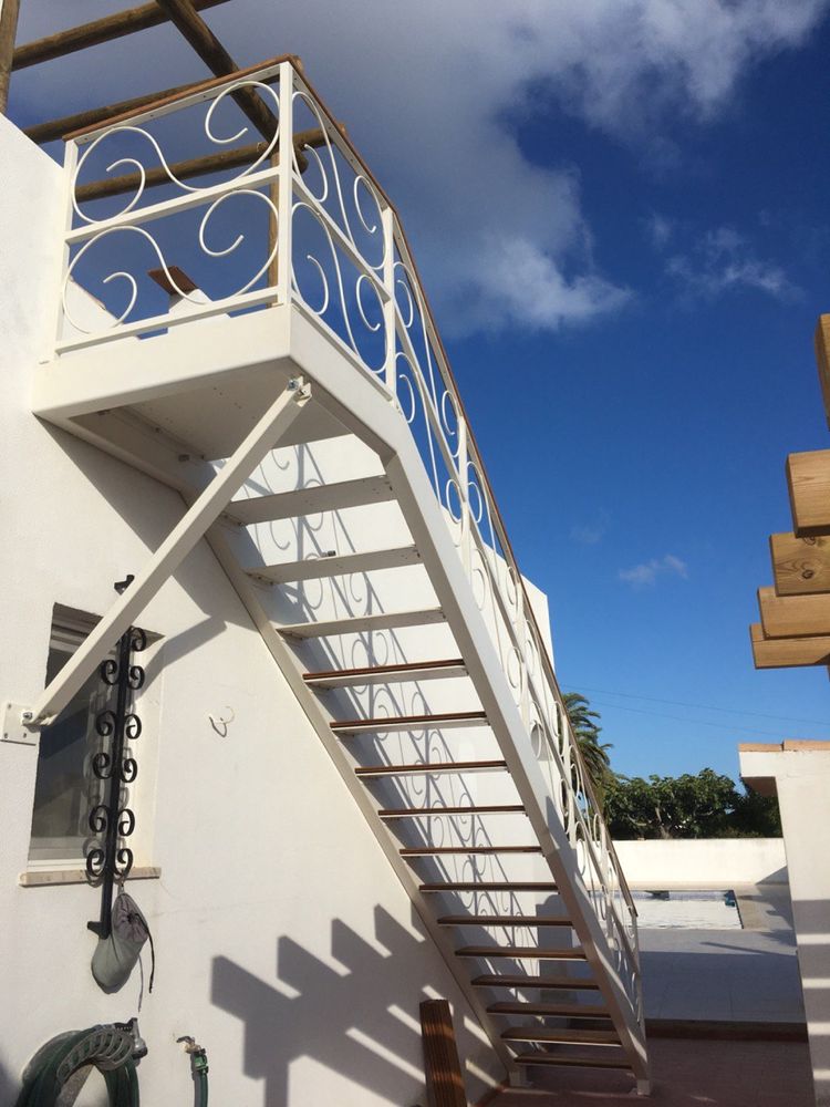 Fabricação de escadas e corrimões interiores e exteriores
