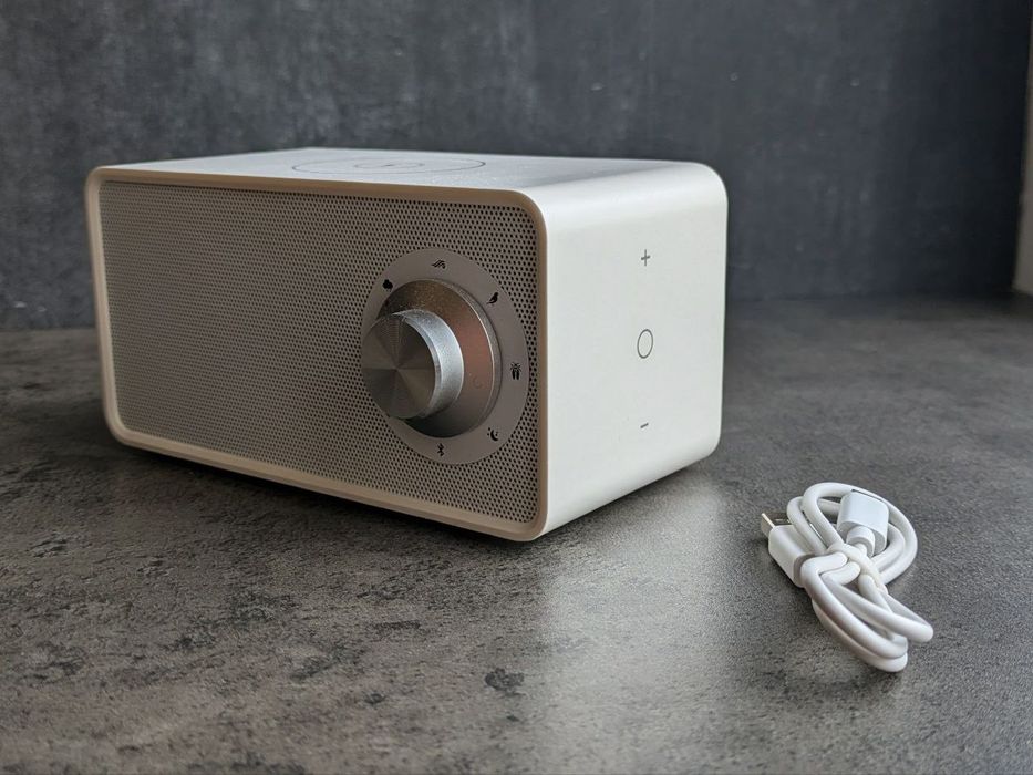 Колонка Qualitell ZS1001.
Білий шум + бездротова зарядка