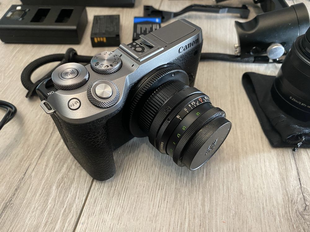 Aparat bezlusterkowiec canon m6 mark II skóra klatka lampa ulanzi f12