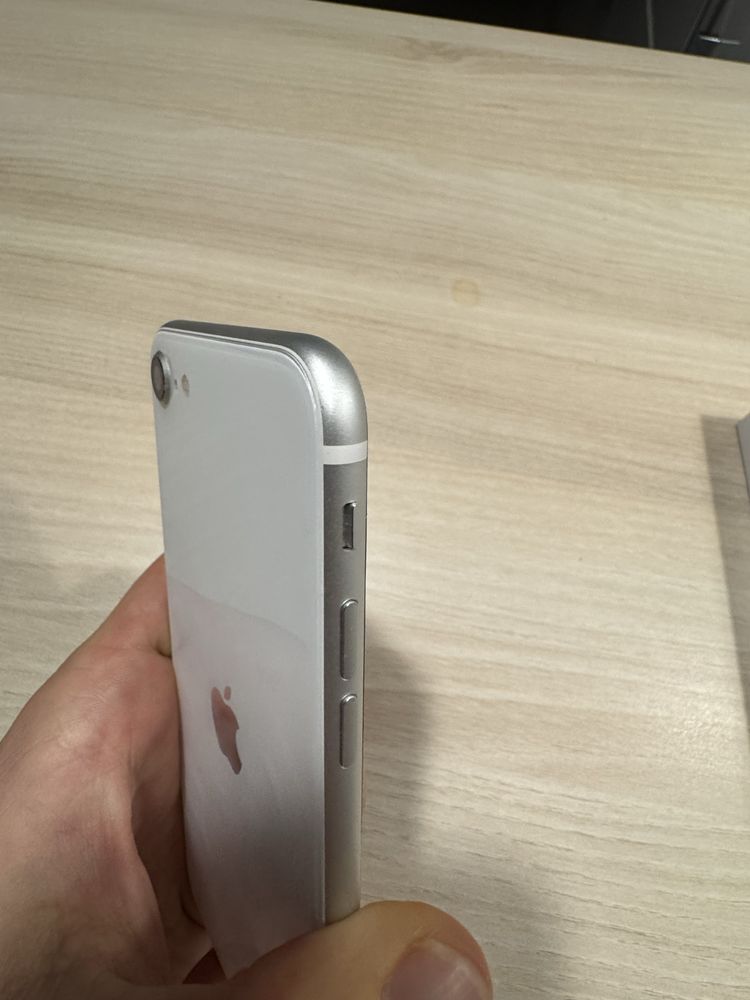 Iphone SE (2 generacji) bialy, bateria 83%