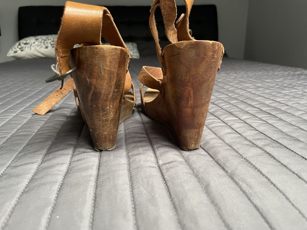 Sandały na koturnie drewniane skórzane brązowe