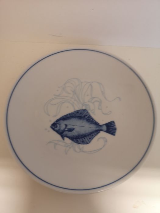 Porcelanowy talerz z rybą flondrą