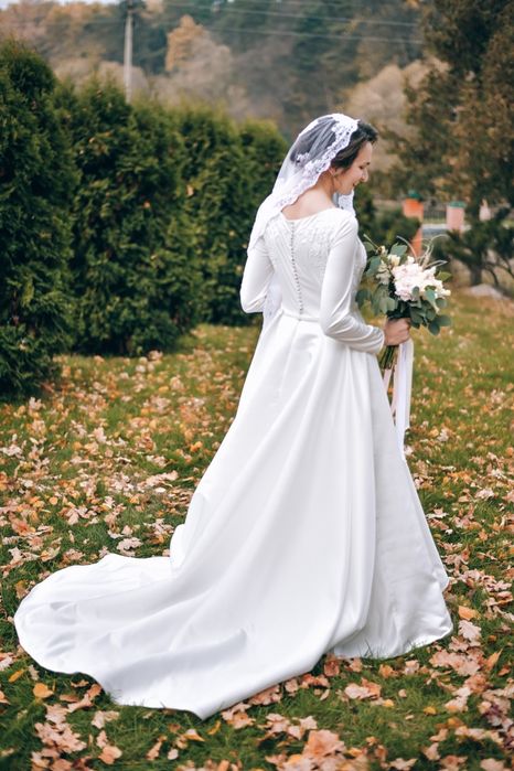 Продам весільне плаття - королівський атлас!