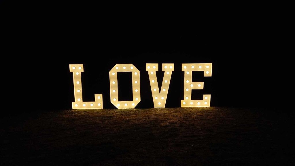 Napis LOVE wynajem podświetlany LED