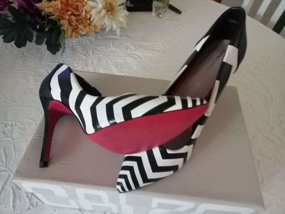 Sapatos elegantes diferentes