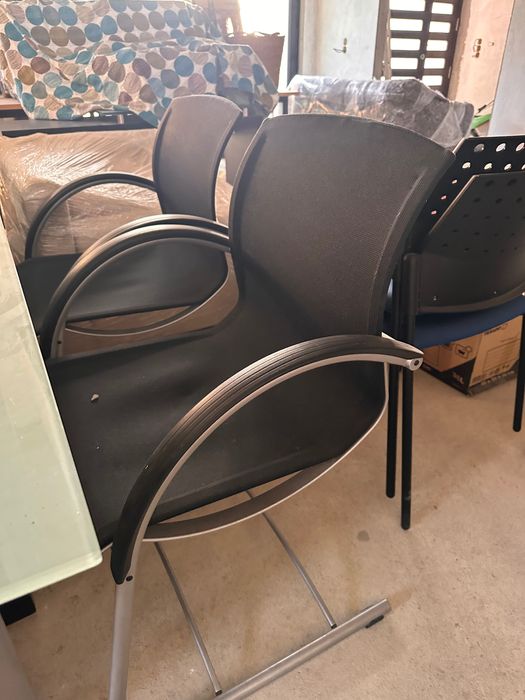 4 cadeiras de escritório pretas