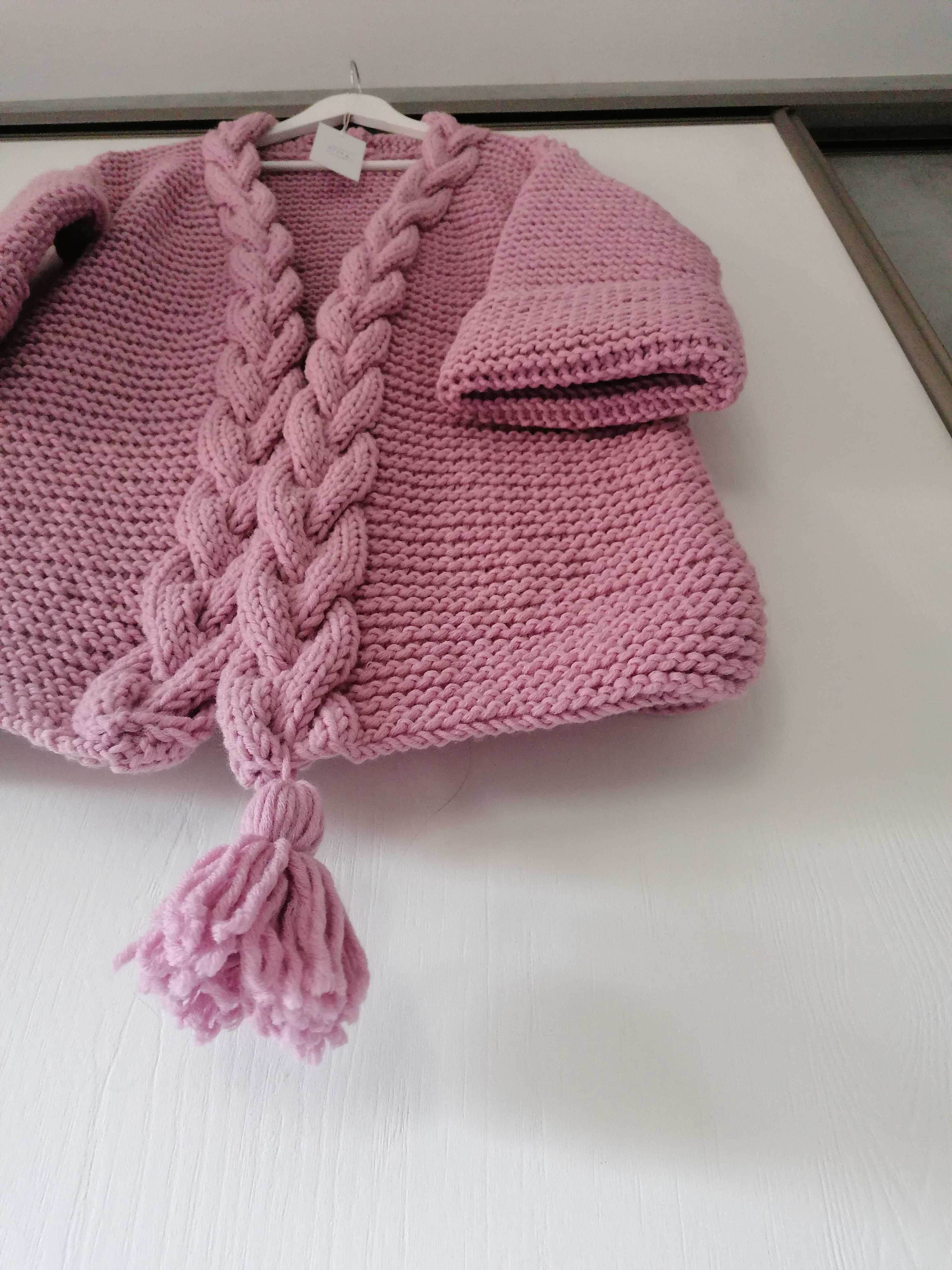 Różowy sweter robiony ręcznie na drutach ciepły z warkoczem chwost