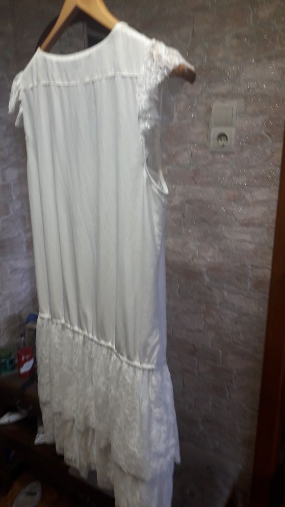 Продам платье   белого цвета