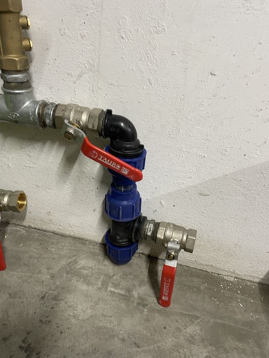 Zestaw do studni wodomierzowej z wyjściem dla budynku i do ogrodu