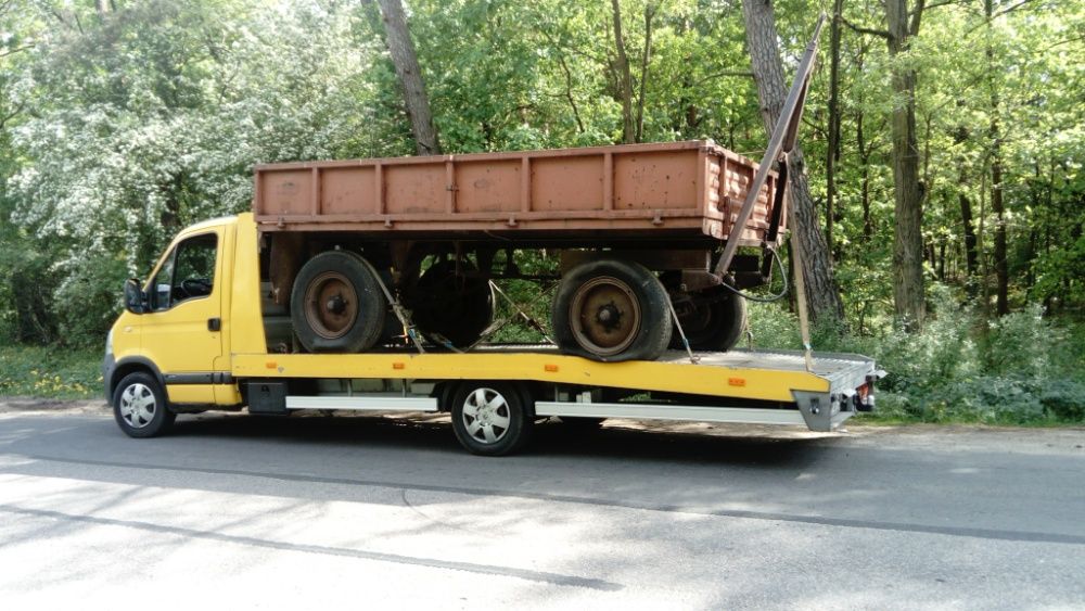 Transport maszyn rolniczych przewóz belar przyczep pługów laweta