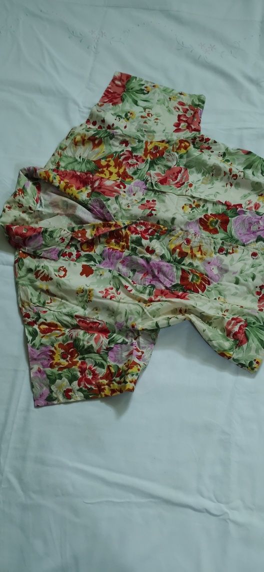 Blusa em viscose manga curta.