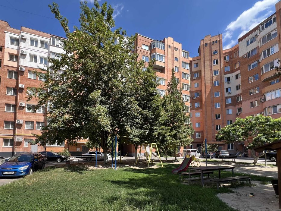 Оренда квартири з 3 спальнями по вул. Затишна, 15. Новий будинок,гараж