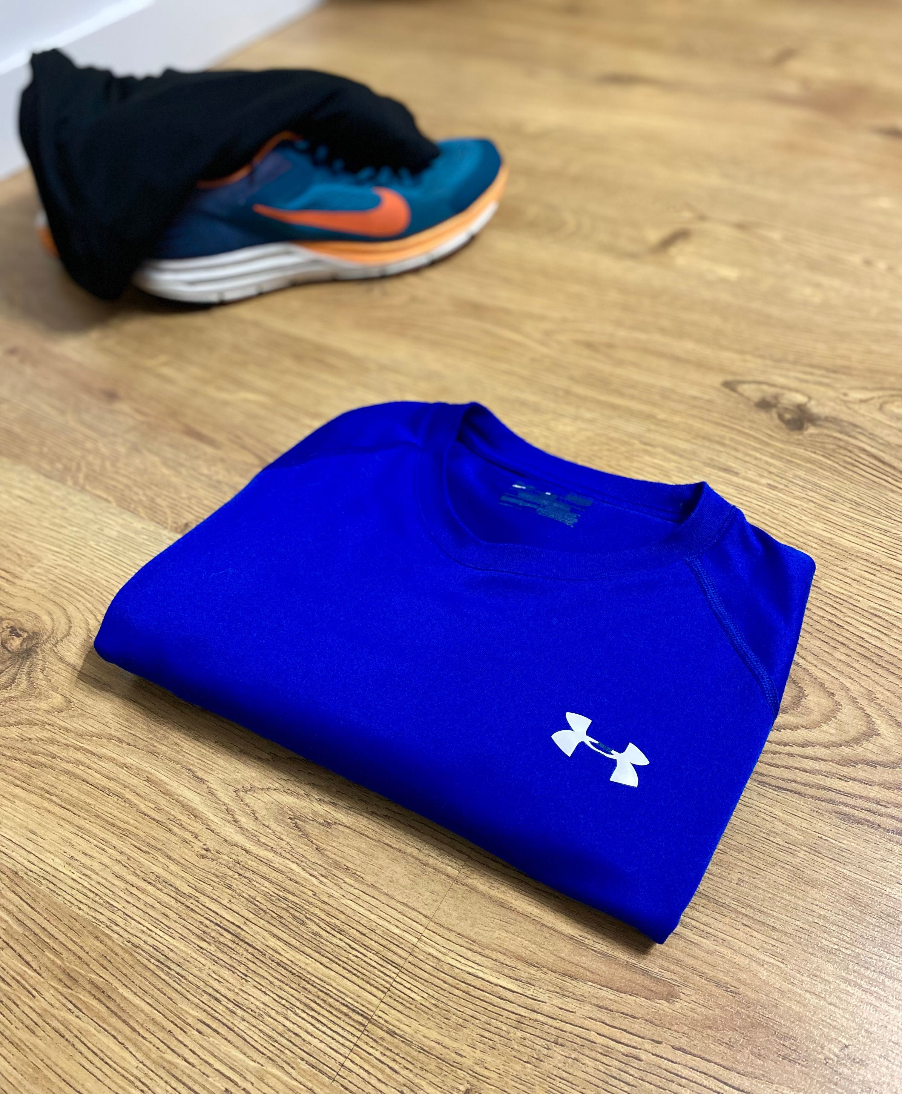 Niebieska koszulka męska sportowa marki Under Armour rozmiar L