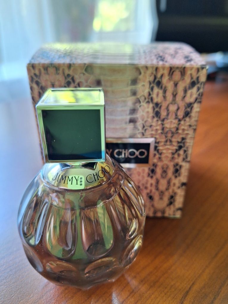 Продаю парфюмерную воду  JIMMY CHOO EAU DE PARFUM 60 мл.