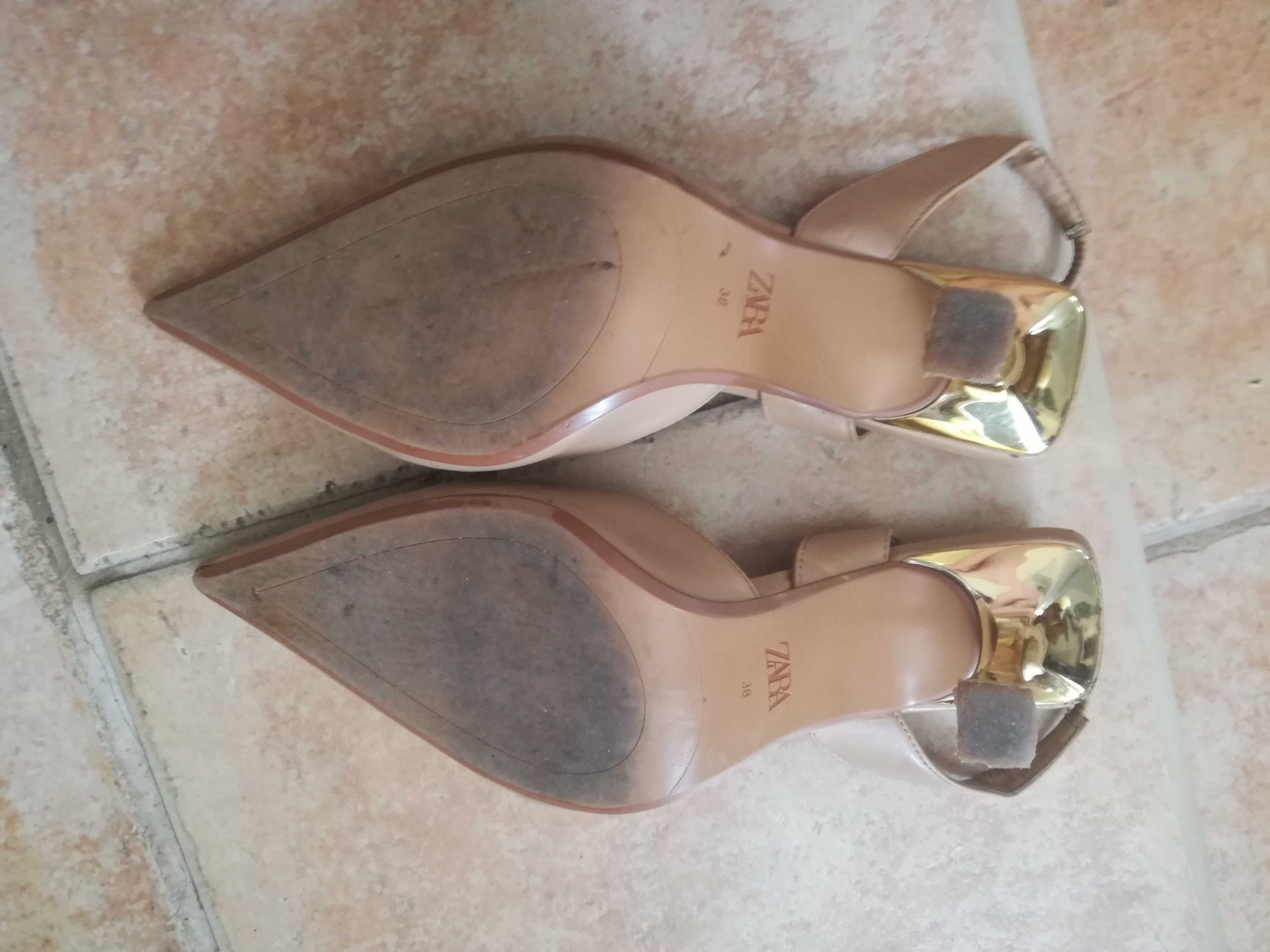 Sandálias sapatos abertos atrás beges da Zara