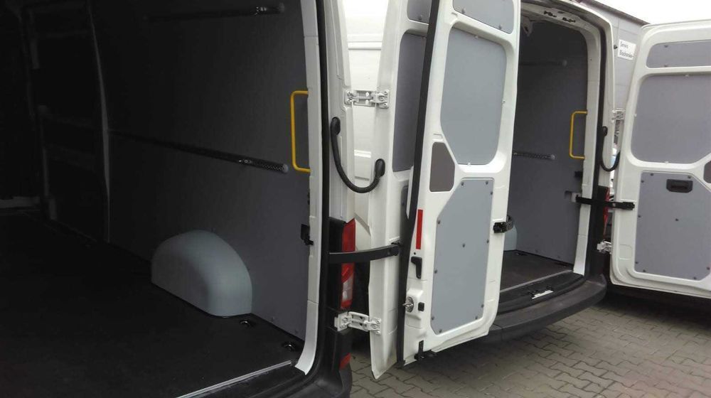 Zabudowa samochodu dostawczego VW Crafter L4H2 i L4H3  //  KNAUTECH