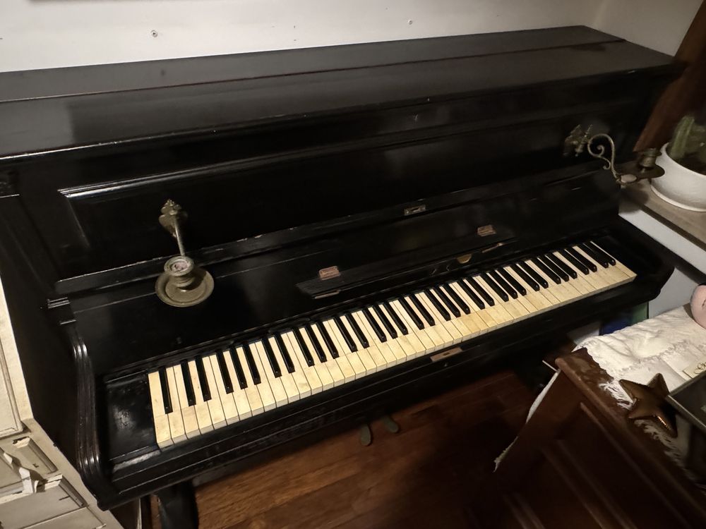 Piano antigo em madeira a funcionar