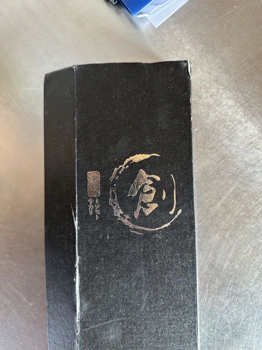 Nóż kuchenny japoński – stal młotkowana, drewniana rękojeść