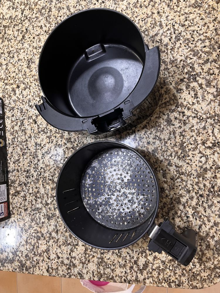 Airfryer usada, 2,6l cap., 8 programas, painel tatil