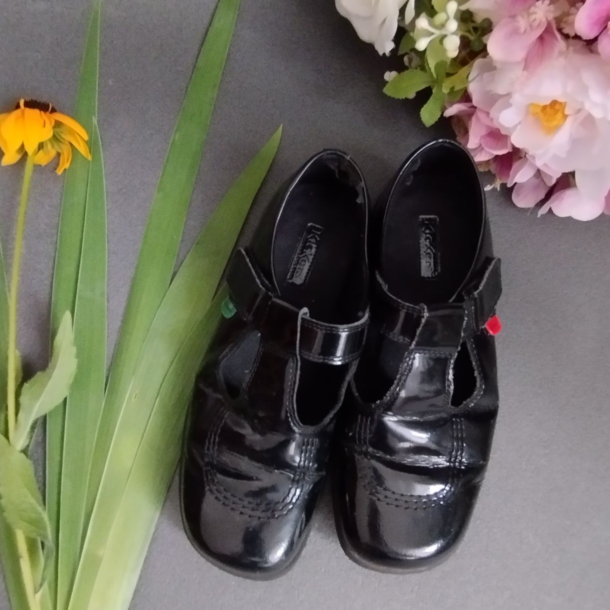Czarne lakierki Kickers r. 37 – klasyczne półbuty na rzep