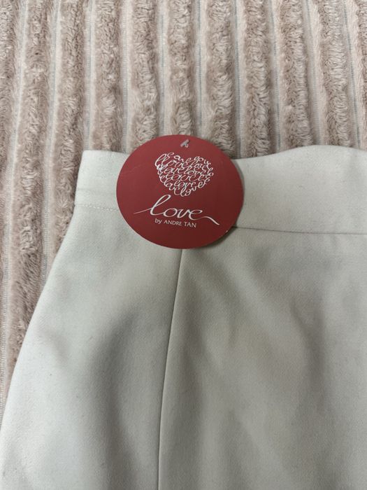 Спідниця з мереживом,дуже ефектно виглядає,від Українського дизайнера