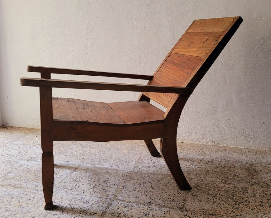 Cadeira de descanso asiática, com um design reclinado.