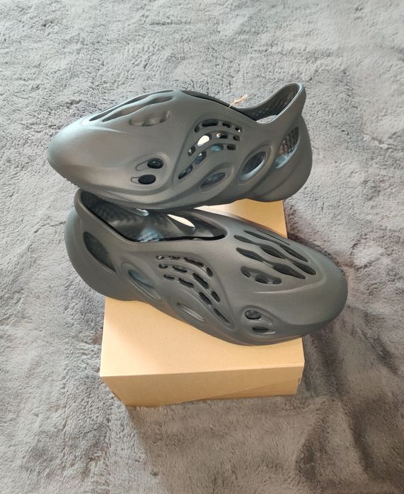 Adidas Yeezy Foam RNR Carbon