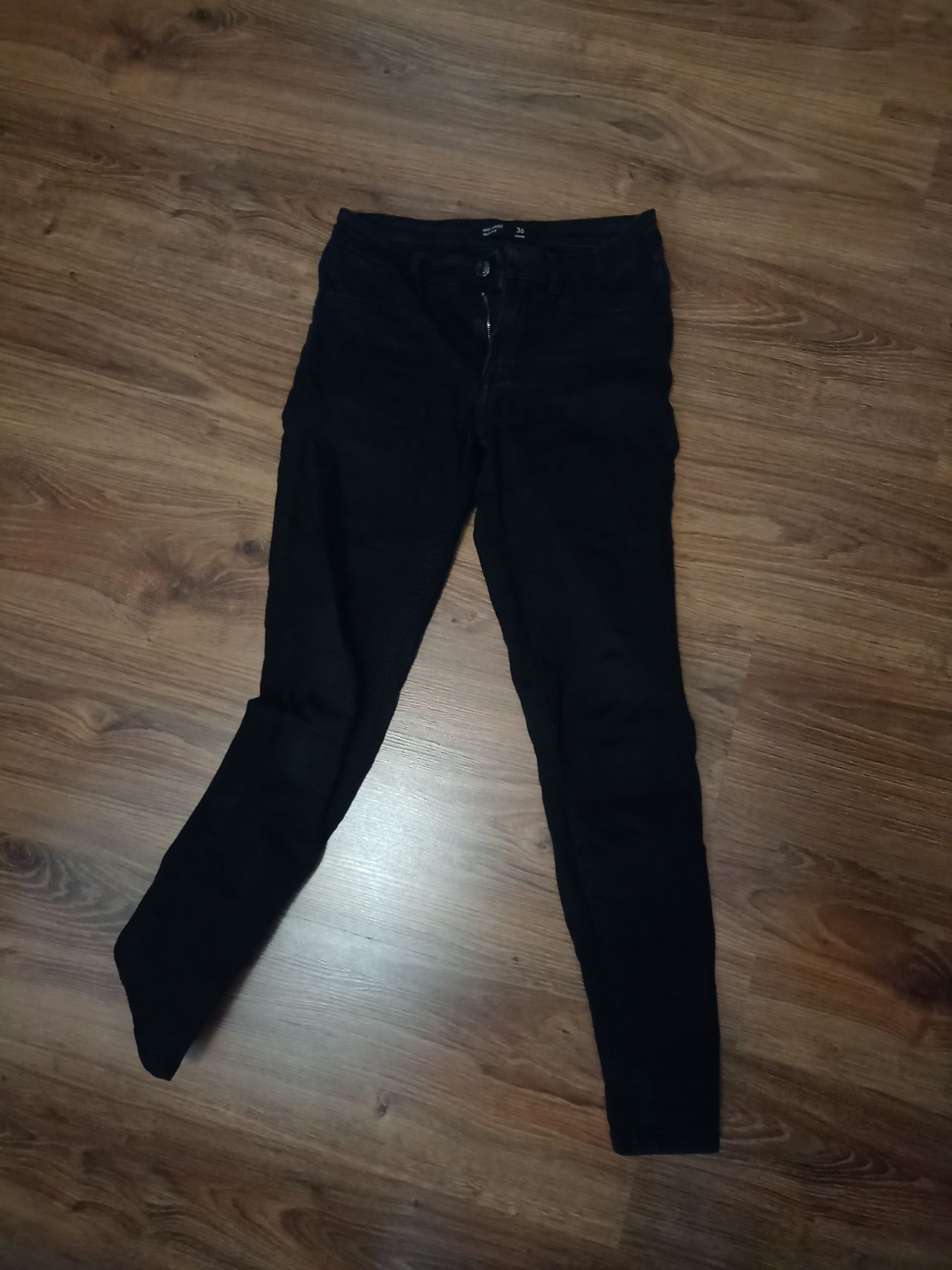 Czarne spodnie dżinsowe Sinsay