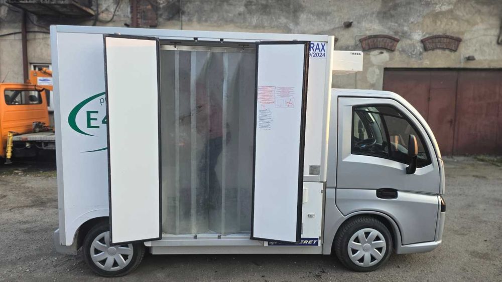 Elektryczny Samochód Dostawczy FRAX z Zabudową Chłodniczą Lamberet