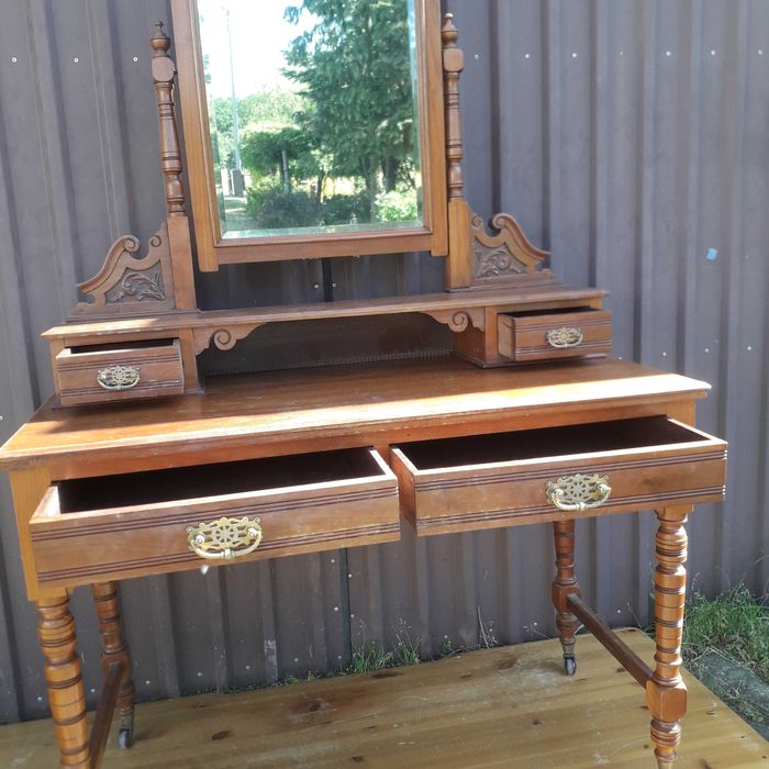 Stara , antyczna toaletka