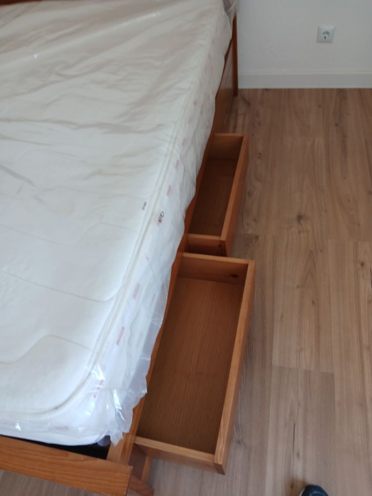 Cama casal com colchão, 6 gavetas embutidas
