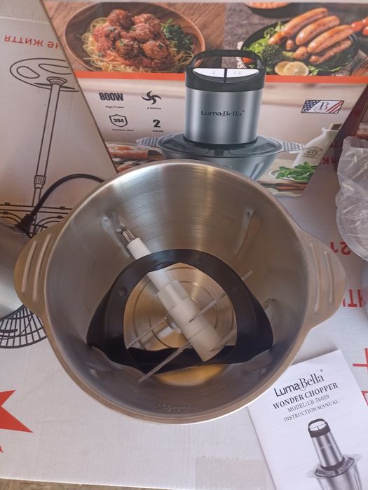 4 леза. 800 W якісні, 3 літрів. Нові  потужні  подрібнювачі блендери