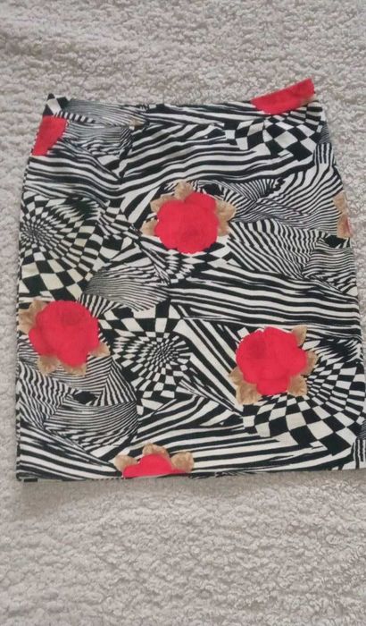 Юбка вильветово-бархотная в алых розах
250 грн.