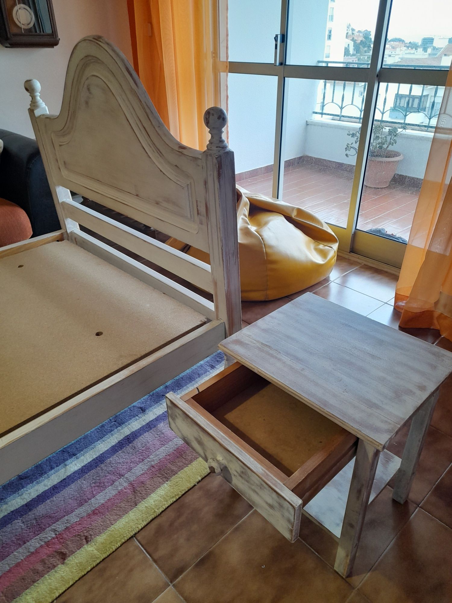 Cama d solteiro com messa d cabeceira