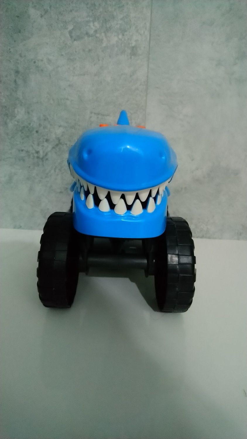 Monster truck shark jeździ świeci dźwięki jak nowy