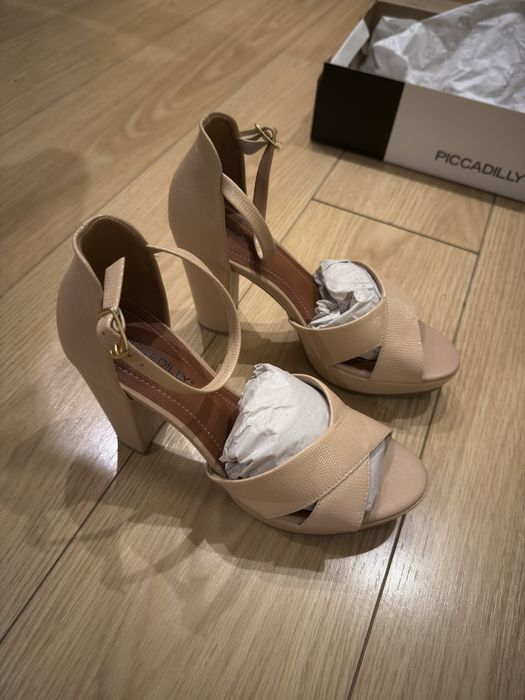 Sapatos salto alto piccadilly