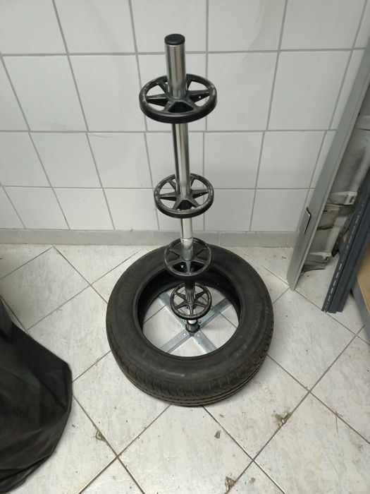 Stojak na koła samochodowe.