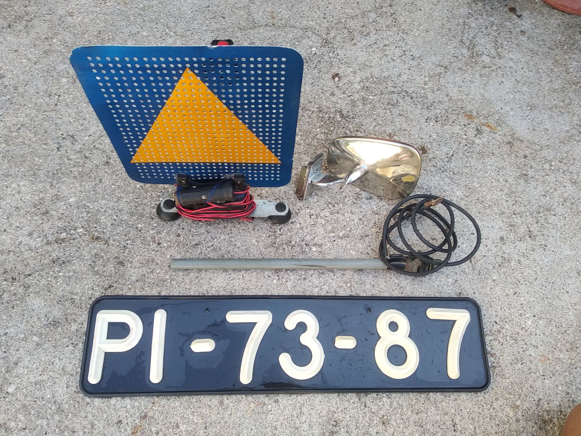 Material e peças de automóveis antigos