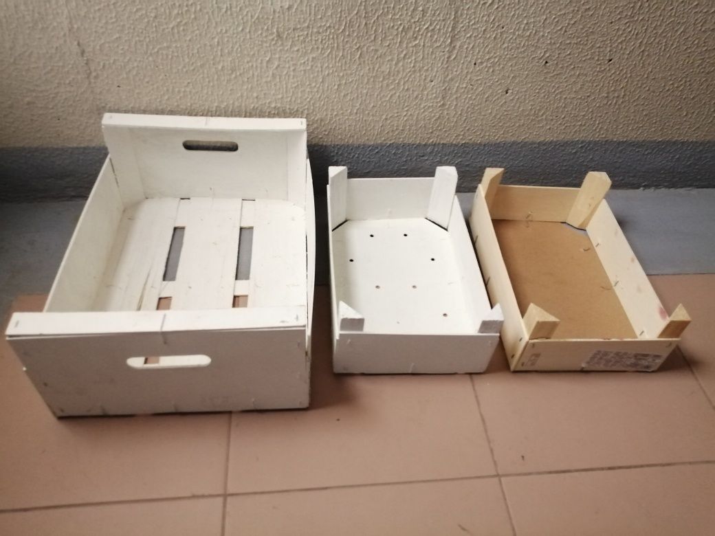 Conjunto de caixas de fruta em madeira pintadas
