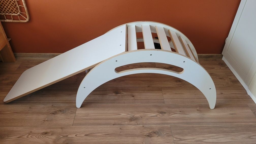 Drewniany bujak montessori że zjeżdżalnią