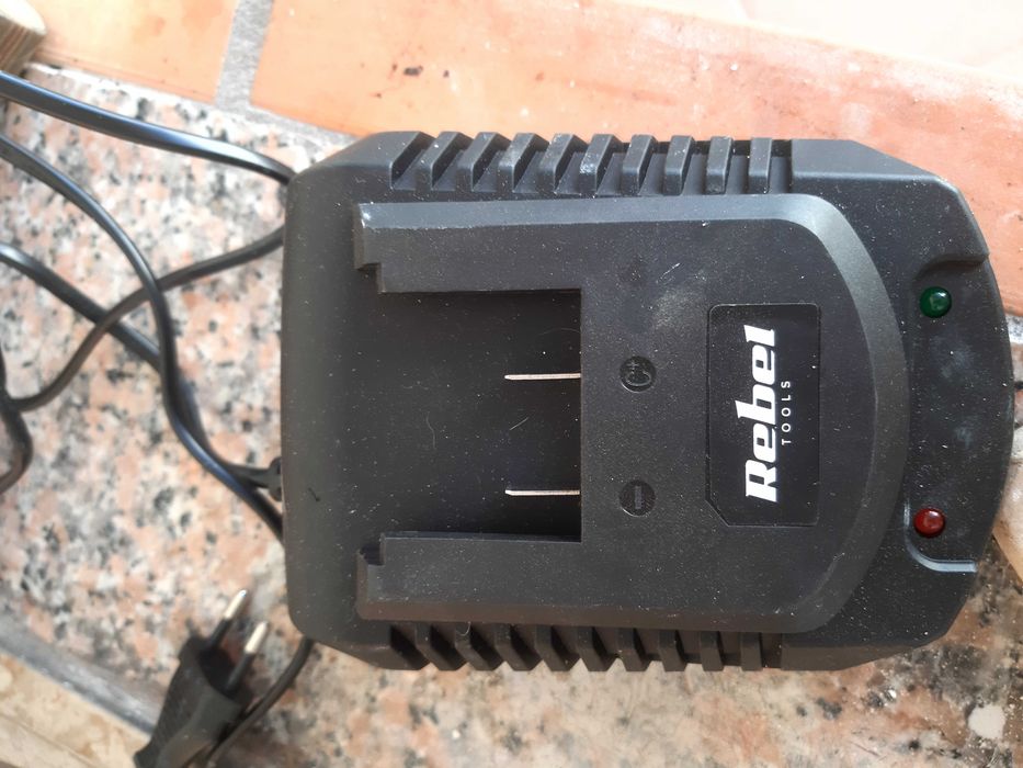 Máquina Pistola de pintura a bateria, com carregador e bateria.