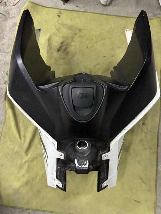 Zbiornik paliwa, bak + owiewki do KTM 690 z 2010