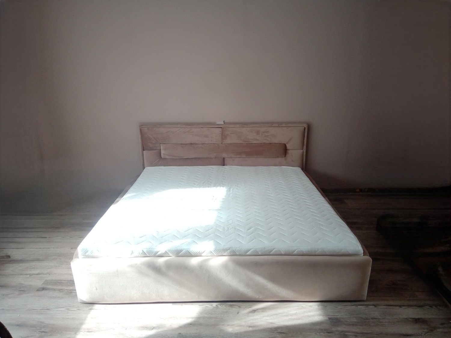 Łóżko tapicerowane Corkk Slim Promocja