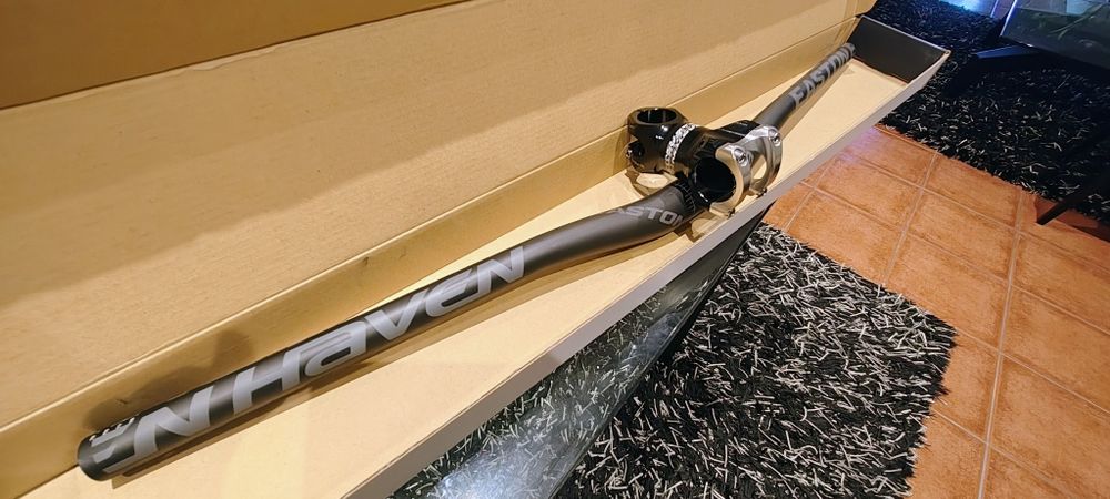 Guiador e avanço em carbono novo em caixa Easton Havenn