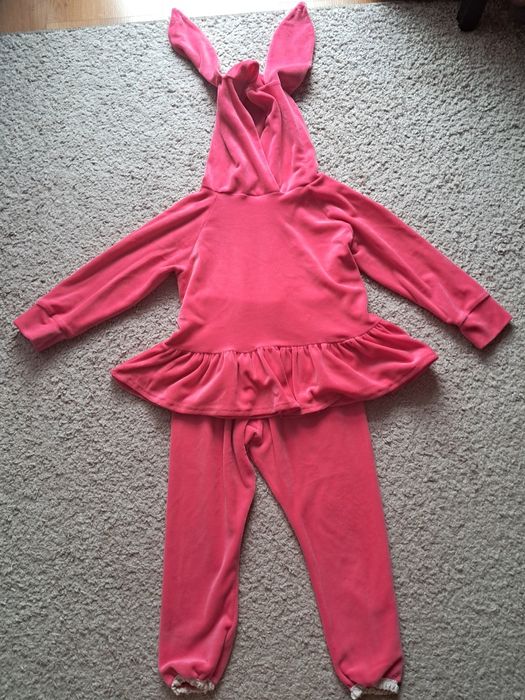 Dres welurowy dla dziewczynki w rozmiarze 98