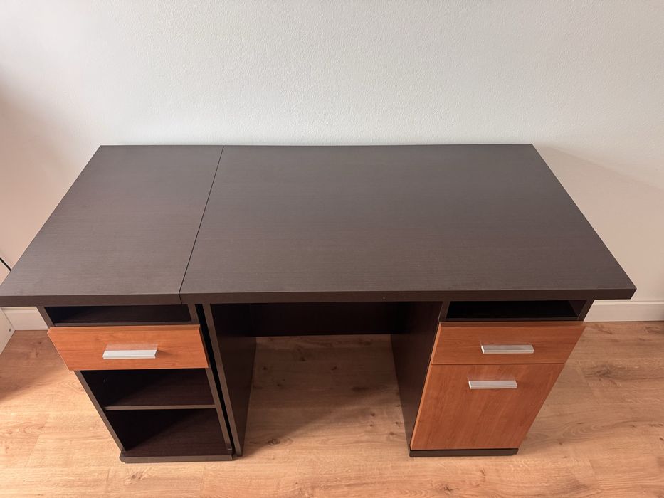 Secretária de madeira com gavetas